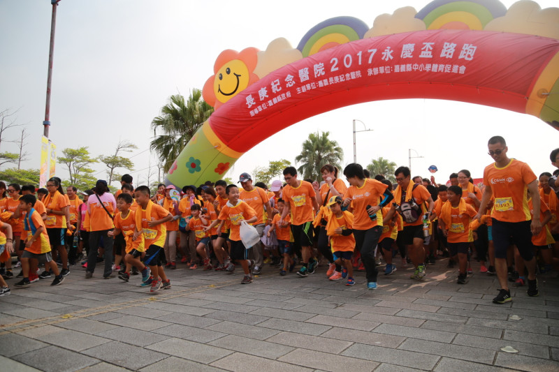 長庚醫院的永慶盃路跑活動9月24日早上正式開跑，今年嘉義場的路跑活動吸引超過1萬4千人報名。   