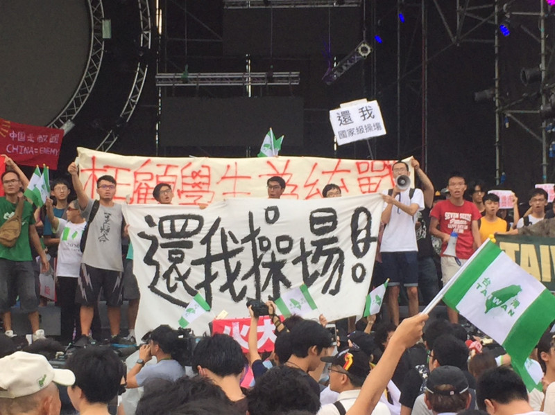 引起爭議的中國新歌聲今（24）天順利開場，現場抗議團體發送高音喇叭要讓學生發聲，要聚集抗議的聲音。

   圖：丘秝榕/攝