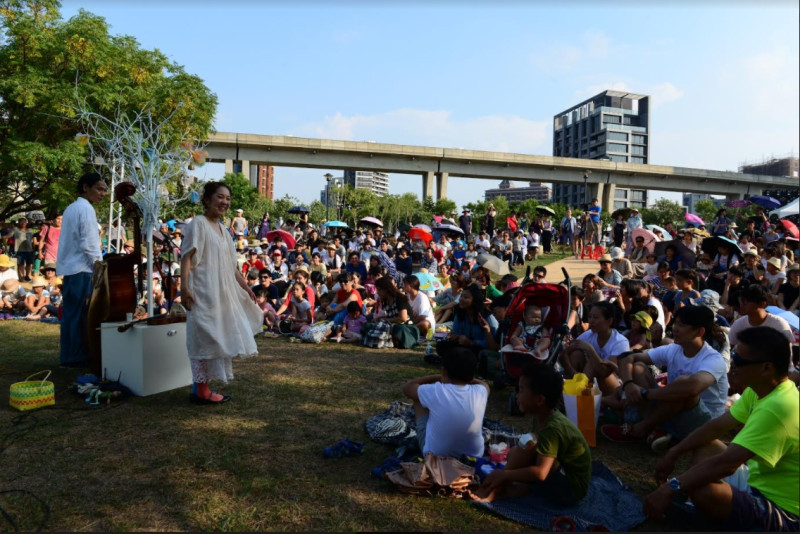 民眾在青塘園的草地上，享受日本樂團「Chirin & Dron」、臺灣歌手黃玠、魏如萱的音樂饗宴，體驗桃園的悠遊生活。   圖：桃園市環保局/提供