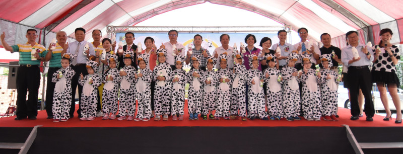 彰化縣政府於24日上午在福興穀倉舉辦2017彰化乳牛節，行銷酪農產業。   圖：彰化縣政府