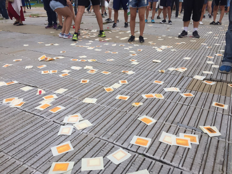 抗議學生向舞台撒冥紙抗議，在地板上留下許多垃圾，但事後抗議學生都自主性的清理場地，還給大家乾淨的台大校園。   圖：丘秝榕／攝