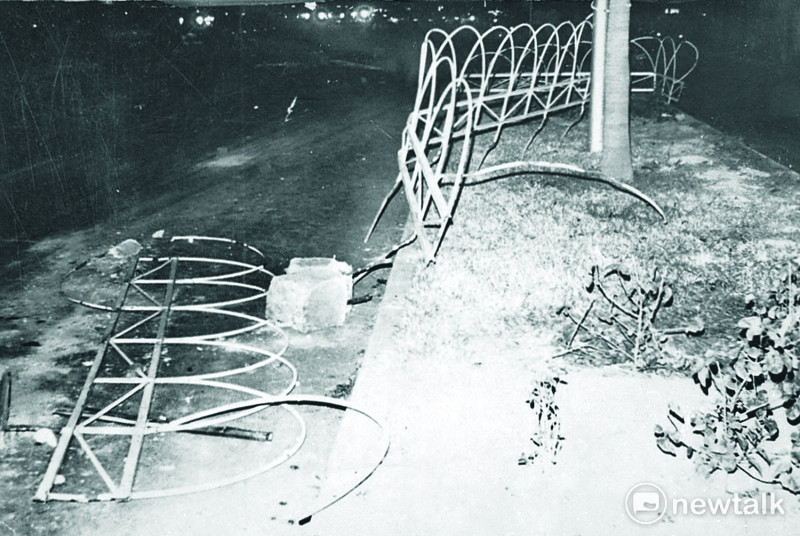 1979年美麗島事件，為了應戰鎮暴車的衝撞，群情激憤，集體怒拆安全島鐵柵做為路障之用   高雄歷史博物館提供