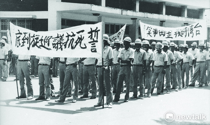 高雄在地報社「台灣時報」報導國際人權日，引發國民黨動員假群眾抗議「歪曲事實」。假群眾的指標來自抗議卻毫無火氣，以及太過整齊的制服。   圖：高雄歷史博物館授權提供
