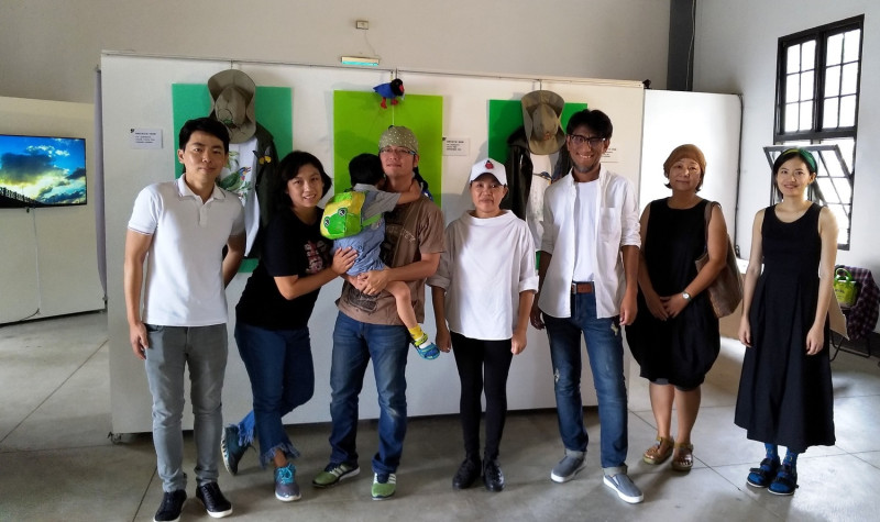 魏天健（右三）與其他駐村藝術家及淡水古蹟博物館館方人員。   圖：新北市政府提供