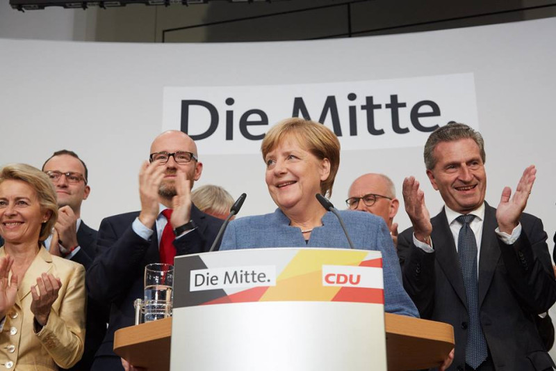 德國聯邦議院大選結束，出口民調顯示，現任總理梅克爾（中）領軍的執政聯盟可望維持第一大黨地位，梅克爾幾乎確定連任總理。   圖：翻攝基督教民主聯盟CDU臉書/Laurence Chaperon