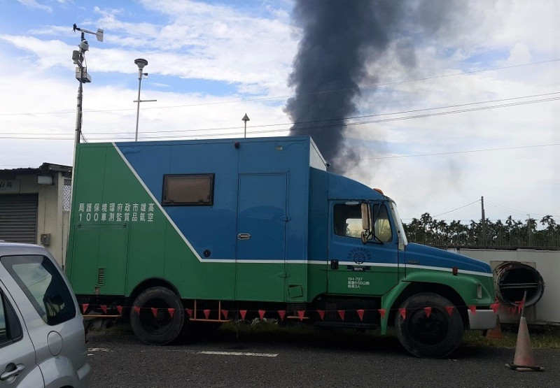 今年7月5日屏東萬丹塑膠棧板工廠大火，環保局立即調派空品監測車到場支援監測。   圖：高雄市環保局提供