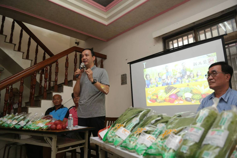 朱立倫和副市長李四川等人一起南下到雲林拜訪在地青農，推廣有機農業。   圖：新北市政府/提供