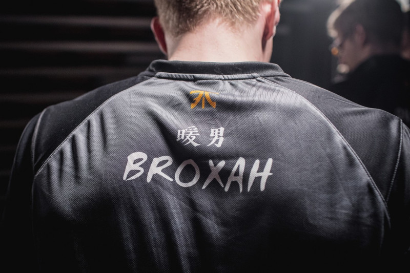 FNC全體隊員的隊服都印上了中文，打野選手Broxah印了「暖男」。   圖：翻攝自 LoL Esports Photos flickr