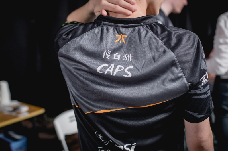 FNC中路選手Caps印了「傻白甜」。   圖：翻攝自 LoL Esports Photos flickr