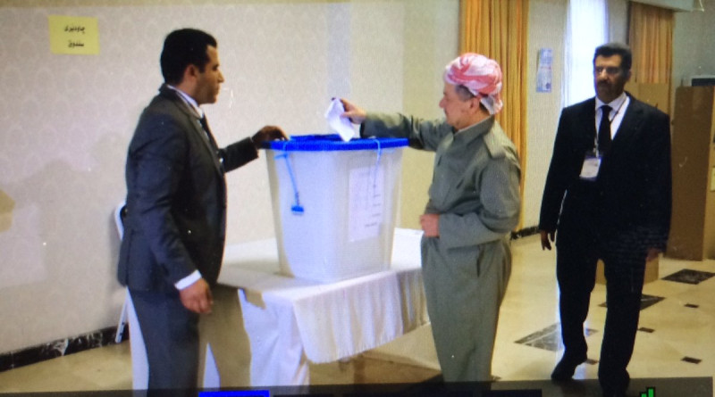 伊拉克庫德區總統巴薩尼（中）25日上午，前往投票所，為獨立公投投下神聖的1票。   圖：翻攝巴薩尼推特