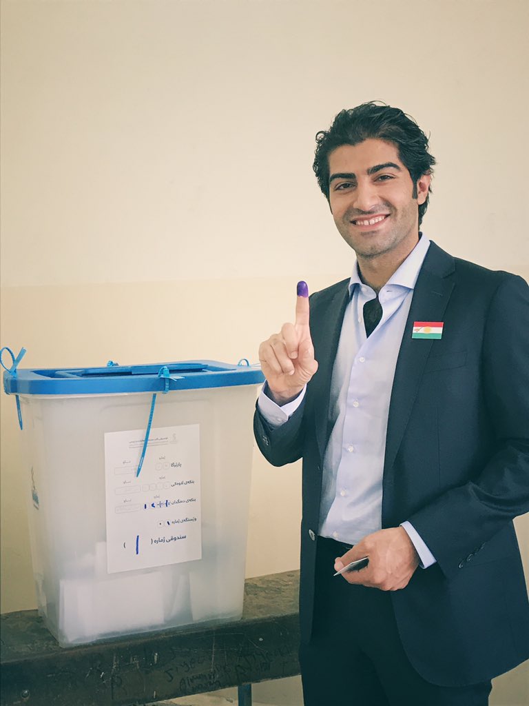 庫德區9月25日舉行獨立公投，庫德族人熱烈參與，有人投票後，開心秀出沾了紫色印泥的手指。   圖：翻攝Ari Mamshae‏推特