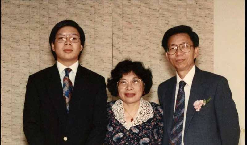 王康陸與妻兒的全家照。   圖：台獨聯盟/提供