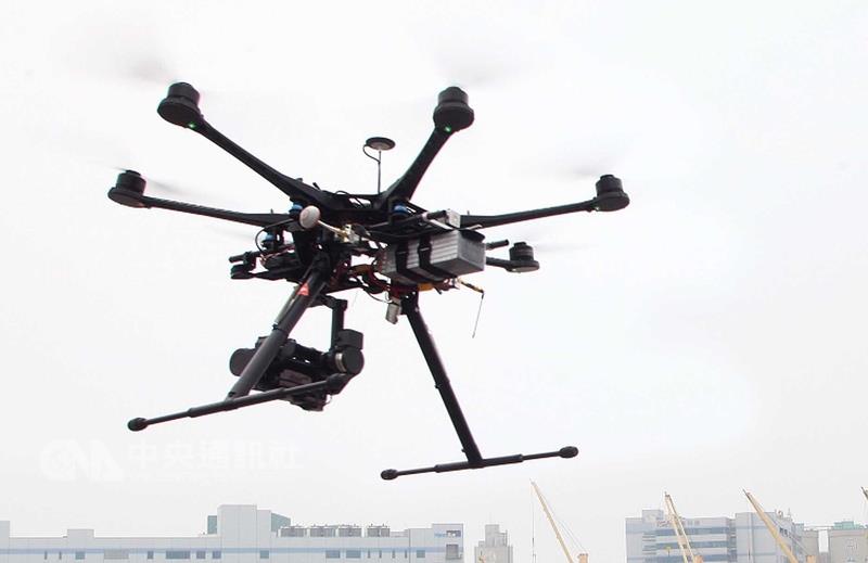 政府將納管無人機，民航局研擬未來操作1公斤以上無人機要考學科，25公斤以上還要加考術科。   圖 : 中央社
