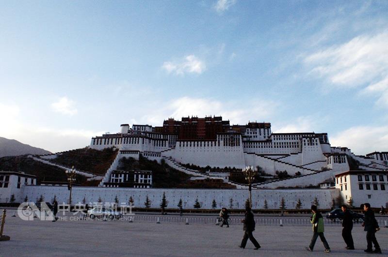 有匿名人士表示，在中共第19次全國代表大會期間，不僅是外國人，也包括青海安多地區藏人，不得在西藏自治區旅行。圖為西藏布達拉宮。   圖 : 中央社