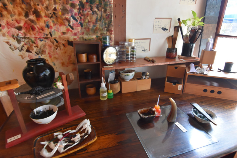 首檔特展「漆器家計畫」，透過平易近人、溫暖有感「家的形式」的展示手法，於日式生活空間內策劃生活漆器展覽。   圖：桃園市政府提供