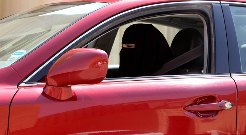 沙烏地阿拍伯退休教師尤瑟夫曾挑戰「女性不得開車」禁令，駕車四處趴趴走，她的臉書有不少沙國女性上傳開車照片及影片。   圖：翻攝Aziza al Yousef: Human Rights Activist臉書
