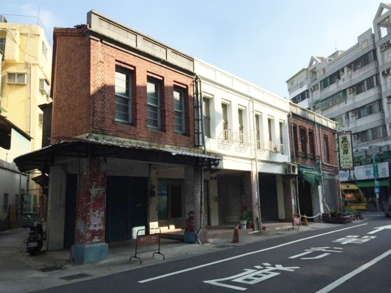 高雄市哈瑪星在日治昭和時期留下的5連棟紅磚街屋，文化局預計明年初啟動修復工程。
   圖：高雄市文化局提供