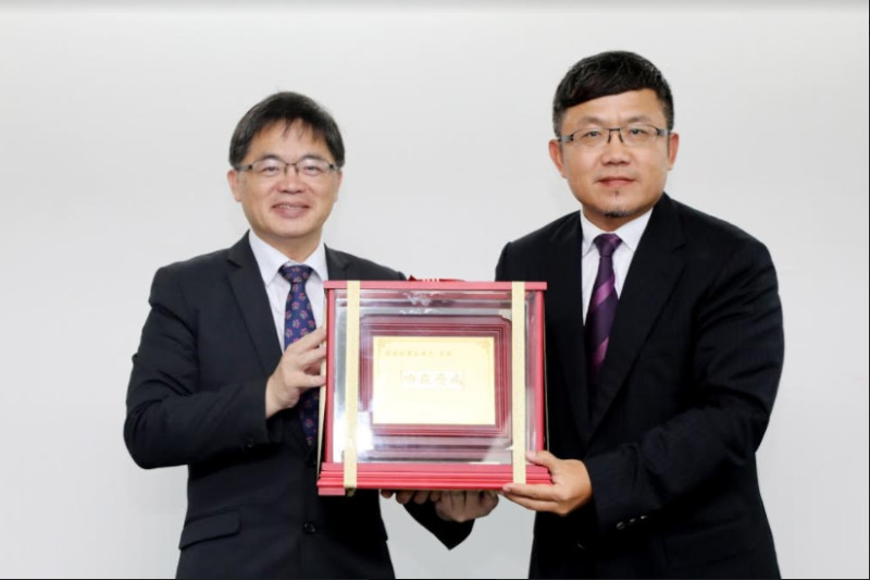 台南市代理市長李孟諺頒發紀念牌給台南市政府副秘書長劉世忠。   圖：台南市政府/提供