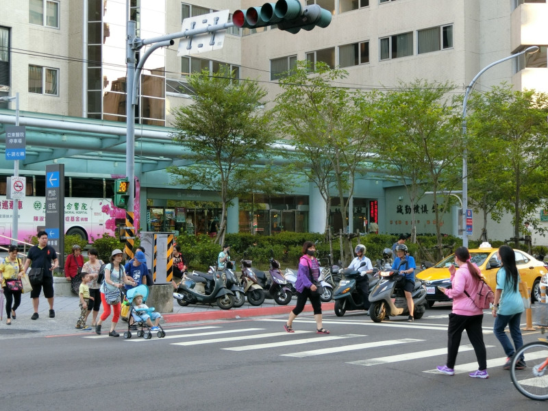 新北市交通局在亞東醫院前路口測試延長行人綠燈秒數，預計測試至少半年。   圖：李書璇/攝