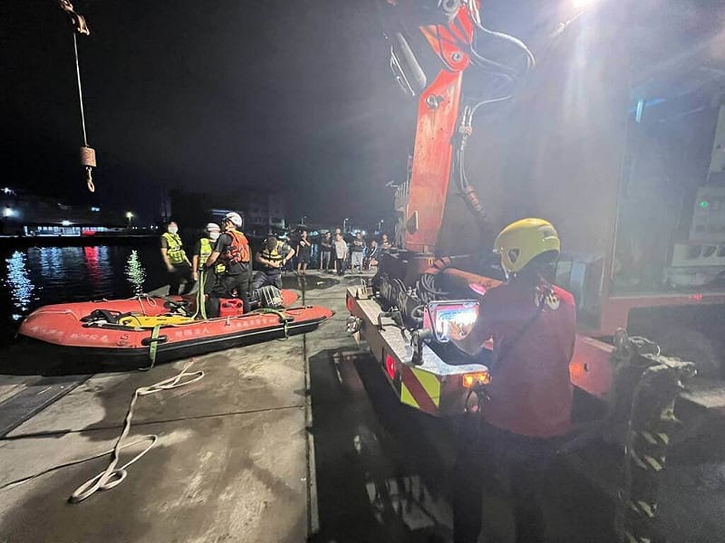 屏東縣東港鎮20日晚間有1名機車騎士疑似騎車衝入海裡，消防獲報後持續搜索至深夜12時未果，21日繼續搜救，落海者身分及落海原因皆有待釐清。（屏東縣政府消防局提供）中央社記者黃郁菁傳真　114年8月21日   