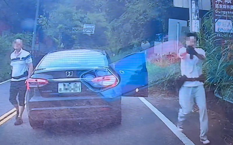 警方插車攔截查緝，數名員警下車後持警棍，甚至拔槍對著車內吆喝。事後確認為誤攔民眾。   圖：翻攝自臉書「桃園大小事」