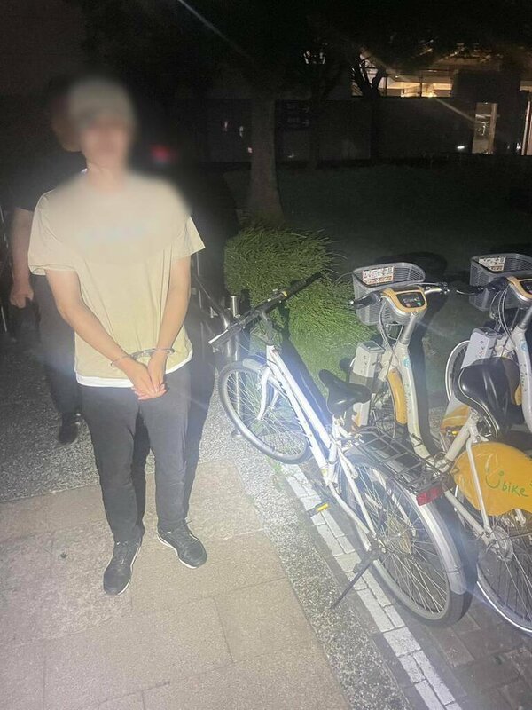 高雄市仁武區19日凌晨接連發生自小客車未上鎖，車內錢財失竊案，損失金額達新台幣10萬元。警方調閱監視器掌握陳姓男子涉案，循線於新竹縣逮人，全案訊後依竊盜罪嫌送辦。（高市仁武警分局提供）中央社記者洪學廣傳真  114年8月21日   