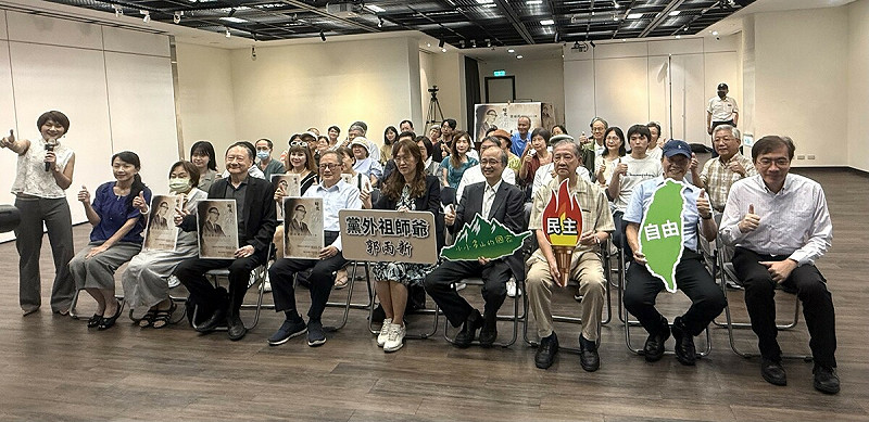 「暗夜孤島 薪火成炬 ─ 郭雨新的民主先行之路」 文物影像特展，展覽地點在國立臺灣大學總圖書館-樂牙彎展示區。   圖：邱萬興提供