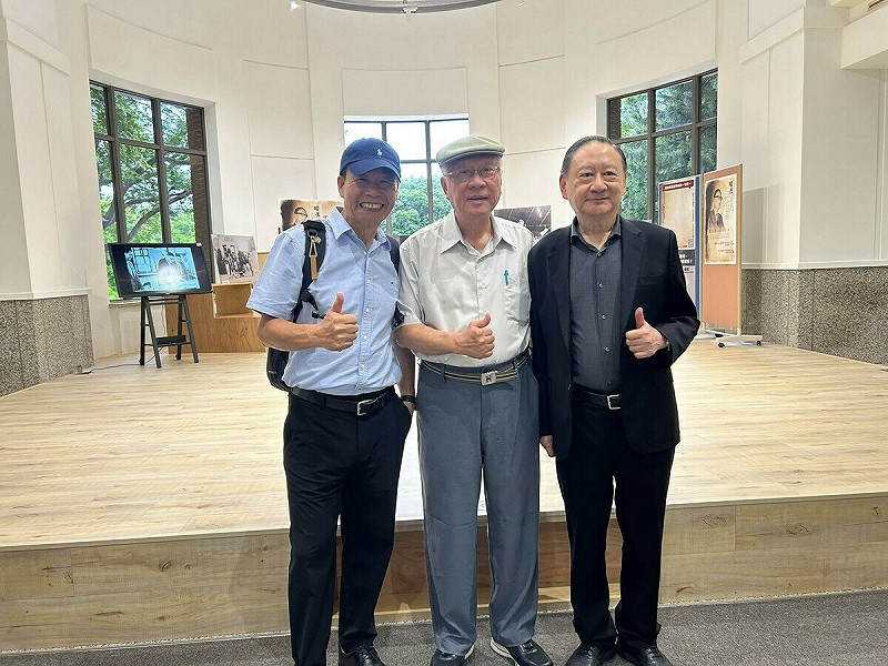 攝影家邱萬興與陳永興（中）醫師、郭時南（郭雨新之子、前駐希臘大使）    圖：邱萬興提供