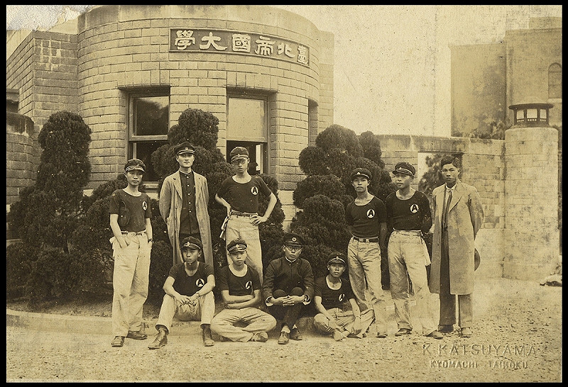  台北帝國大學，國立台灣大學前身，日治時代台灣最高學府，也造就出很多傑出的台灣子弟。1932年，郭雨新與友人合影於台北帝國大學校門口。 圖：財團法人宜蘭縣郭雨新紀念文化基金會 