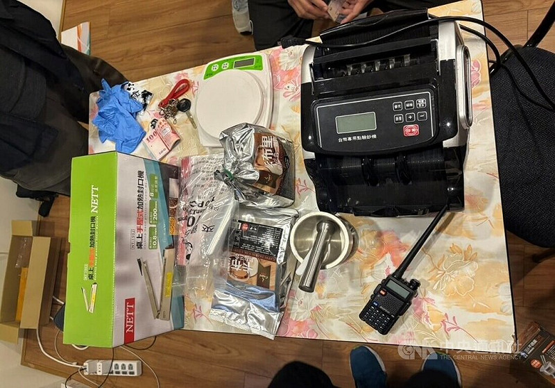 張姓男子涉嫌組成詐騙洗錢集團採斷點式管理，增加警方查緝難度，經刑事局循線逮補張男等16人送辦，還查獲1處毒品分裝場及相關證物。（翻攝照片）中央社記者蘇木春傳真　114年8月21日   