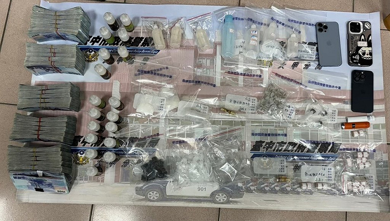 台中市大甲警分局日前破獲第二級毒品依托咪酯煙彈分裝場案，逮捕王姓及林姓男子，查扣毒品、製毒工具及現金等贓、證物。（民眾提供）中央社記者趙麗妍傳真  114年8月21日   