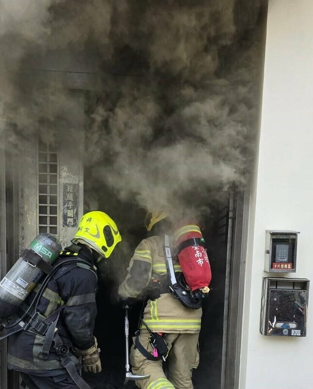 台南市中西區大德街一棟透天出租民宅21日中午發生火警，消防局趕往灌救，順利將火勢撲滅，6名房客成功疏散，無人傷亡。（台南市消防局提供）中央社記者張榮祥台南傳真　114年8月21日   