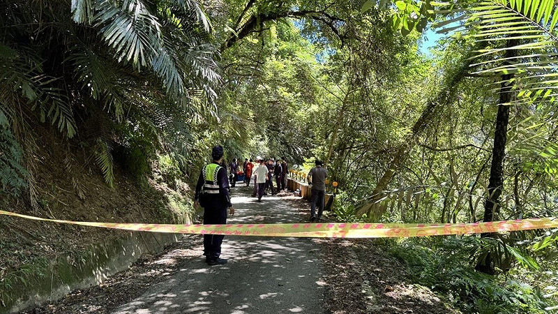 宜蘭縣頭城鎮山區21日發現一具棄屍，據了解是新竹縣竹東地區有人遭打死，凶嫌事後將屍體棄置於宜蘭。警方獲報後於現場拉起封鎖線展開偵辦。（讀者提供）中央社記者沈如峰宜蘭縣傳真  114年8月21日   