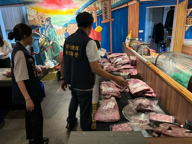 檢警查獲「御帝和牛燒肉」逾期肉品多達211公斤。   圖：保七警方提供