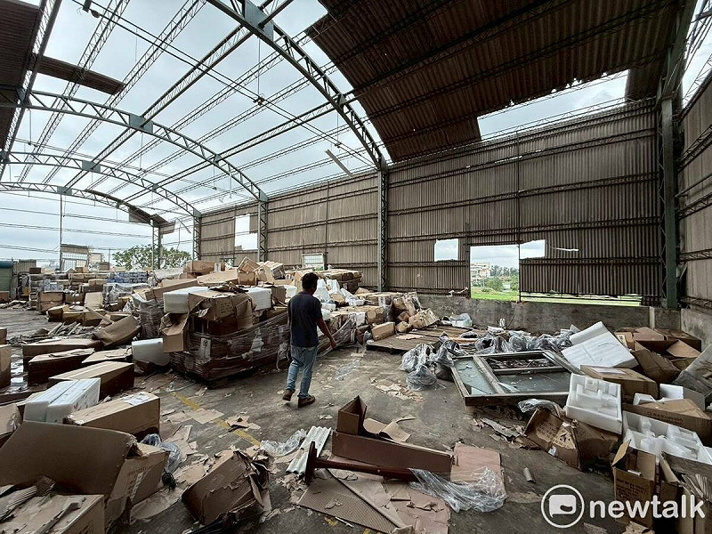 立法委員陳亭妃指出，中央對家戶及畜牧業重建過程產生之石綿瓦廢棄物皆有整合資源協助，唯獨對中小企業廠房缺乏清運政策及支援。   圖：陳亭妃服務處提供