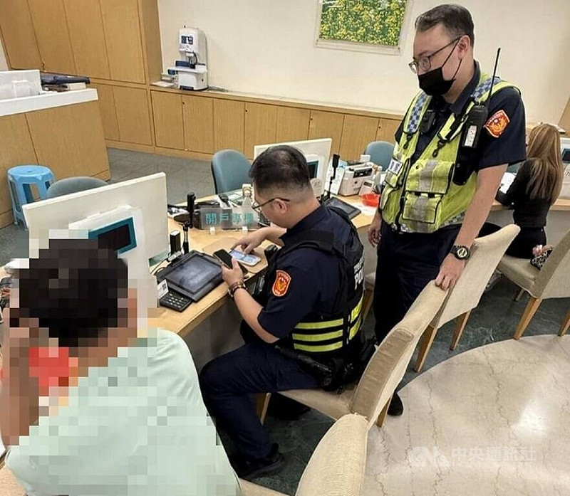 台中市陳姓男子（左）日前加入網路骨董買賣社團，有網友自稱收藏家，提供照片稱有內部管道可投資骨董，陳男在對方鼓吹下，依指示至銀行要匯款新台幣20萬元，行員發現有異報案，員警到場確認為投資詐騙，成功阻詐。（翻攝照片）中央社記者蘇木春傳真　114年8月21日   