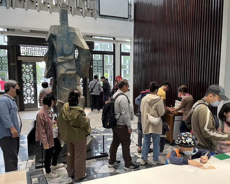 「府城試煉日」活動設計以角色扮演與闖關方式展開。參加者須先在「踏門而入」關卡回答守衛問題，才可順利入城；隨後需協助商人整理貨物、擔任打鐵師傅助手、辨識城門方位，並親手替茶行老闆包裝茶葉。任務逐步推進，參加者也在互動中獲得城中居民的認可。   圖：台南市政府提供