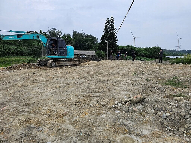 雲林地檢署日前接獲農業部林業及自然保育署南投分署檢舉，麥寮國有林地遭掩埋大量營建廢棄物，檢察官指揮警方深入追查，破獲以53歲賴姓男子為首的營建廢棄物清運集團。（雲林地檢署提供）中央社記者蔡智明傳真　114年8月21日   