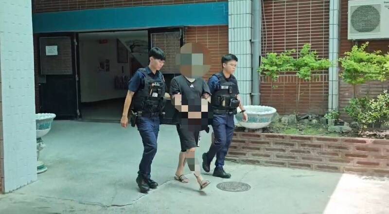 警方將持刀的蔡男壓制逮捕，全案依涉犯傷害罪嫌移送花蓮地檢署偵辦。   圖：警方提供
