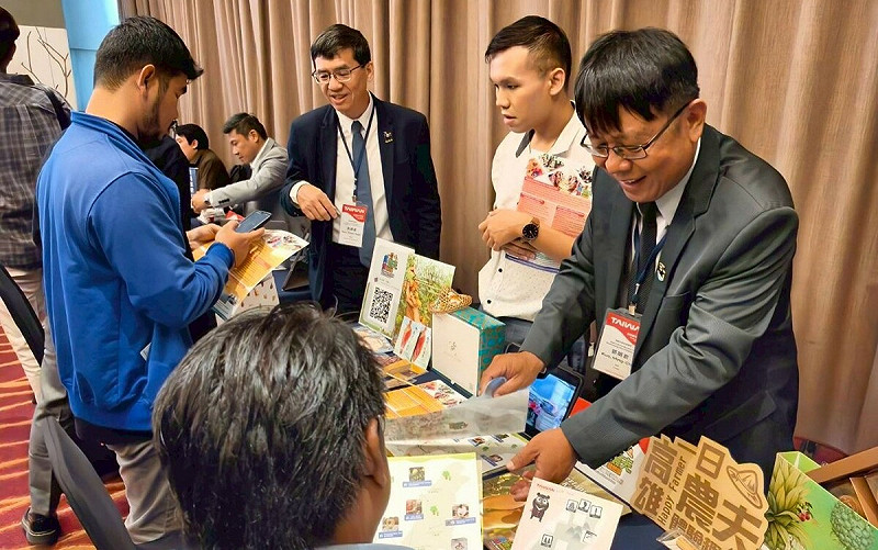 印尼觀光業者踴躍索取「一日農夫」旅遊資訊。   圖：高雄市農業局/提供