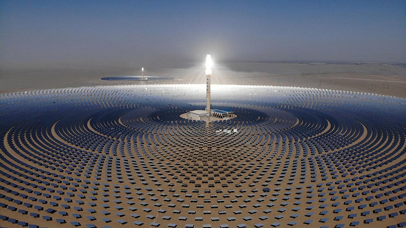 中國目前規模最大「熔鹽塔式光熱電站」。   圖：擷取自「中國網絲路中國」