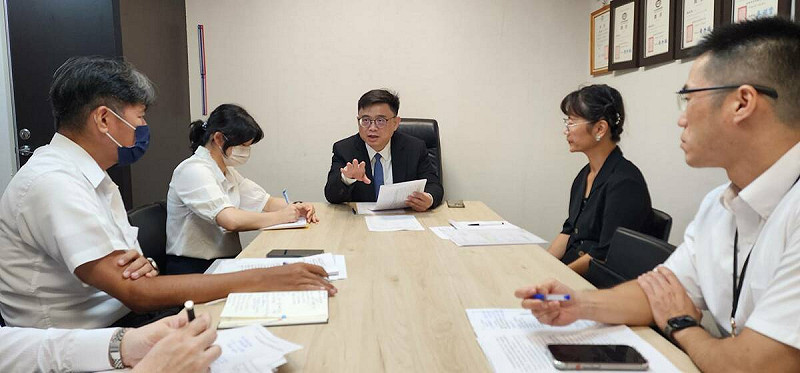 賴瑞隆(中)關注房市政策，邀集相關單位召開「不動產放款總量管制(限貸令)影響與對策」座談會。   圖：賴瑞隆辦公室/提供