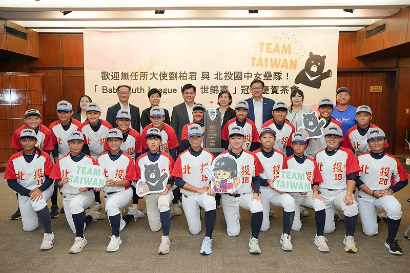  外交部長林佳龍（後排左四）與全體貴賓及選手大合照。 圖：外交部提供 