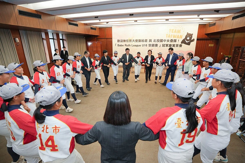  外交部長林佳龍、現場貴賓與選手們齊唱跳應援歌曲。 圖：外交部提供 