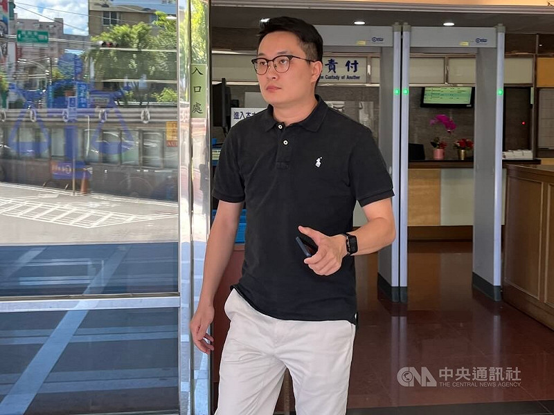 新北地檢署持續偵辦民進黨籍立委蘇巧慧、張宏陸及李坤城罷免提議涉偽造案，起訴31人，新北地方法院21日召開準備庭，其中，提議罷免張宏陸案發起人吳禹辰（圖）在庭上否認犯行。中央社記者趙敏雅攝 114年8月21日   