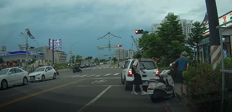一名路人經過車尾時，出於安全考量以手拍打車身。   圖：翻攝自WoWtchout地圖型行車影像分享平台