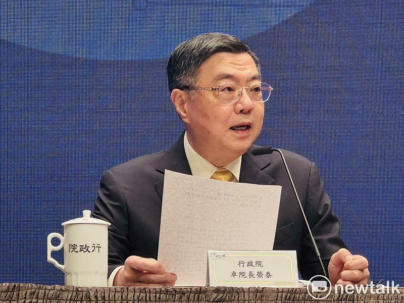 行政院長卓榮泰宣布，政府明年將推出「減稅減負擔」措施，租屋居住的青年所得62.6萬以下、四口家庭年所得164.1萬以下和三代同堂年所得在212.4萬以下，都免繳所得稅。   圖：謝莉慧/攝