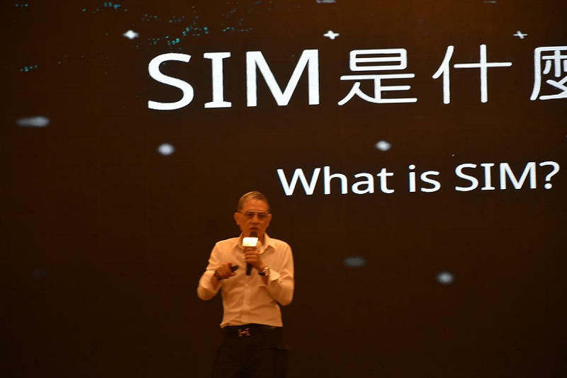 莊連豪表示火星人公司響應國際ESG節能減碳政策，設計出真正的 eSIM網卡。   圖：孫家銘攝