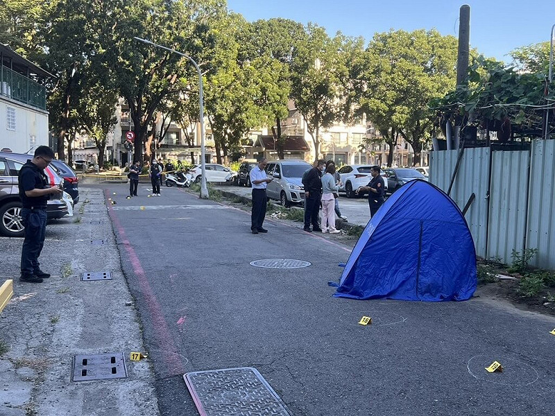 高雄左營22日上午發生槍擊案，羅姓男子遭不明人士以行刑式槍決當街射殺，頭頸中彈，經救護人員到場確認已無生命跡象。警方現場找到8顆彈殼，並透過監視器已鎖定駕駛白色自小客車的犯嫌，全力查緝中。（高市左營警分局提供）中央社記者洪學廣傳真　114年8月22日   