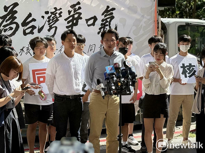 民眾黨主席黃國昌（右）、台北市議員陳宥丞（左）。   圖：周煊惠 / 攝